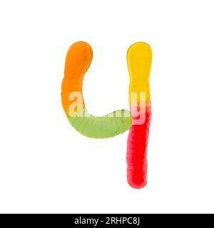 Nummer 4 aus Gummiwürmern und isoliert auf reinweißem Hintergrund. Das Konzept der Lebensmittelnummerierung. Eine Reihe von Süßspeisen-Schriftarten lässt sich leicht stapeln Stockfoto