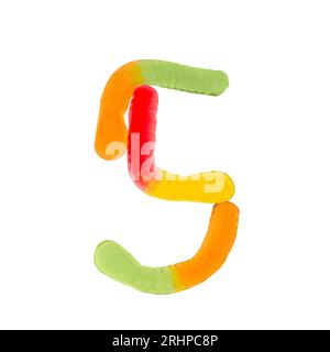 Nummer 5 aus Gummiwürmern und isoliert auf reinweißem Hintergrund. Das Konzept der Lebensmittelnummerierung. Eine Reihe von Süßspeisen-Schriftarten lässt sich leicht stapeln Stockfoto