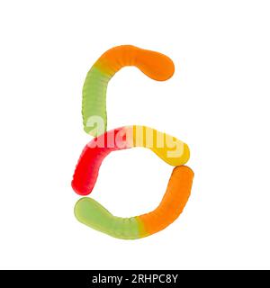 Nummer 6 aus Gummiwürmern und isoliert auf reinweißem Hintergrund. Das Konzept der Lebensmittelnummerierung. Eine Reihe von Süßspeisen-Schriftarten lässt sich leicht stapeln Stockfoto