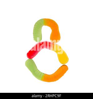 Nummer 8 aus Gummiwürmern und isoliert auf reinweißem Hintergrund. Das Konzept der Lebensmittelnummerierung. Eine Reihe von Süßspeisen-Schriftarten lässt sich leicht stapeln Stockfoto