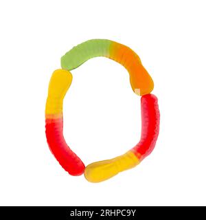 Nummer 0 aus Gummiwürmern und isoliert auf reinweißem Hintergrund. Das Konzept der Lebensmittelnummerierung. Eine Reihe von Süßspeisen-Schriftarten lässt sich leicht stapeln Stockfoto