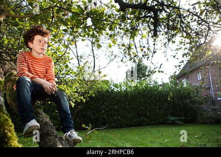 Junge im Garten Stockfoto