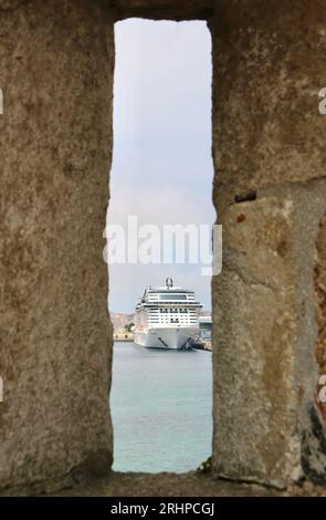 Blick durch einen Pfeilschlitz auf die Burg San Anton des Passagierschiffs MSC Virtuosa, das im Hafen von A Coruña Galicien Spanien liegt Stockfoto