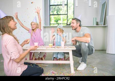 Kindergeburtstag mit der Familie Stockfoto