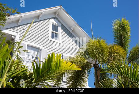 Key West, Florida, USA. Die obere Fassade des Chelsea House, ein historisches gasthaus an der Truman Avenue, Altstadt, eingerahmt von tropischer Vegetation. Stockfoto