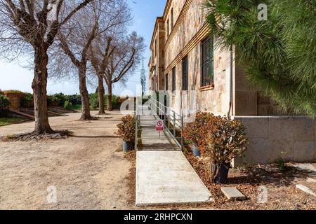 Barcelona, Spanien - 11. FEBRUAR 2022: Montjuic Castle ist eine alte Militärfestung, deren Wurzeln aus dem Jahr 1640 stammen und auf dem Hügel Montjuic in Barce erbaut wurden Stockfoto