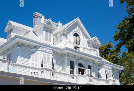 Key West, Florida, USA. Blendend weiße Fassade des historischen Curry Mansion, jetzt ein Gästehaus, Caroline Street, Altstadt. Stockfoto