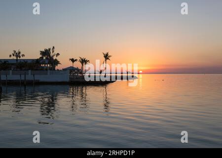 Marathon, Florida, USA. Blick von Key Vaca über das ruhige Wasser der Straße von Florida, Sonnenaufgang. Stockfoto