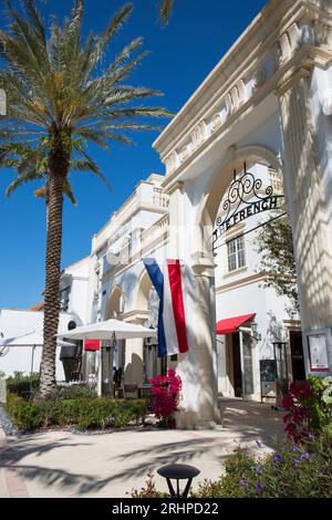 Neapel, Florida, USA. Zierbogen am Eingang zu einem Restaurant und einer Galerie auf der 5th Avenue South, der exklusivsten Einkaufsstraße der Stadt. Stockfoto