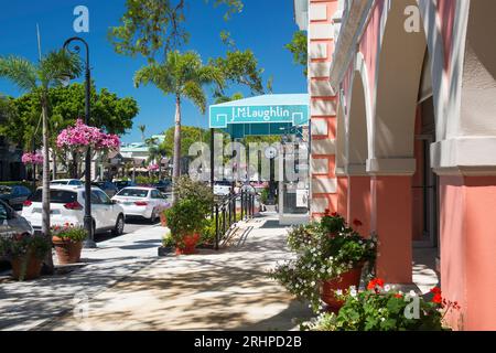 Neapel, Florida, USA. Blick auf die farbenfrohe 3rd Street South, eine der exklusivsten Einkaufsstraßen der Stadt. Stockfoto