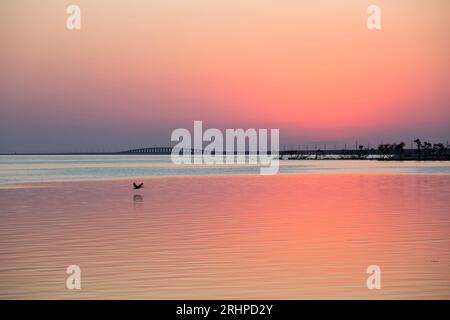 Marathon, Florida, USA. Blick vom Knights Key über die ruhigen Gewässer der Straße von Florida bis zur Seven Mile Bridge in der Abenddämmerung. Stockfoto