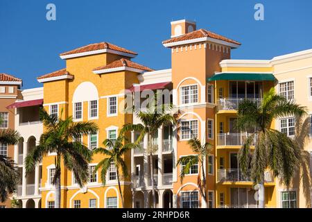 Neapel, Florida, USA. Farbenfrohe moderne Architektur in der exklusiven Wohnsiedlung Bayfront Place. Stockfoto