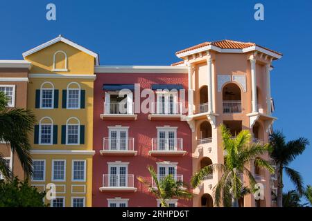 Neapel, Florida, USA. Farbenfrohe moderne Architektur in der exklusiven Wohnsiedlung Bayfront Place. Stockfoto