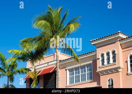 Neapel, Florida, USA. Palmen und farbenfrohe Fassaden mit Blick auf die 5th Avenue South, die exklusivste Einkaufsstraße der Stadt. Stockfoto