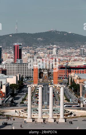 Barcelona, Spanien - 11. FEBRUAR 2022: Der Placa d'Espanya ist einer der wichtigsten Plätze Barcelonas, erbaut für die Barcelona International Exposition 1929. Stockfoto