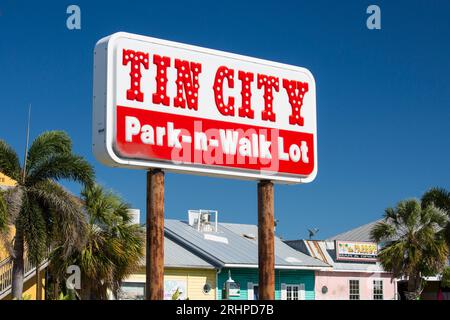 Neapel, Florida, USA. Park and Walk Schild in Tin City, einem historischen Einkaufs- und Restaurantkomplex am Hafen von Neapel. Stockfoto