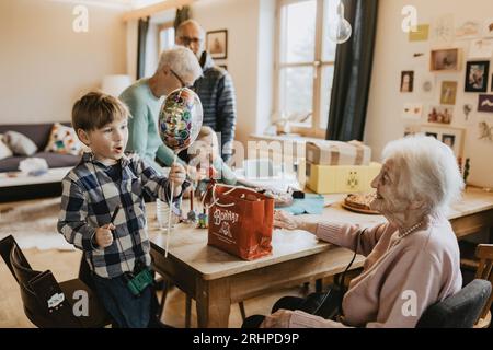 Die Familie feiert zu Hause den Geburtstag ihrer Großmutter Stockfoto