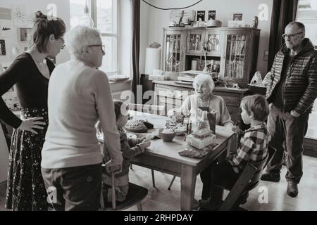 Die Familie feiert zu Hause den Geburtstag ihrer Großmutter Stockfoto