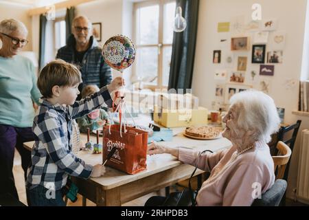 Die Familie feiert zu Hause den Geburtstag ihrer Großmutter Stockfoto