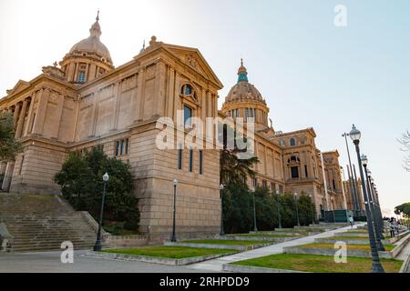 Barcelona, Spanien - 11. FEBRUAR 2022: Das Palau Nacional ist ein Gebäude auf dem Hügel von Montjuic in Barcelona. Es war der Hauptstandort des 1929 International Stockfoto