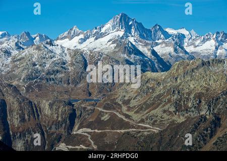 Bergstraße zum Grimselpass, Gipfel Finsteraarhorn dahinter, Berner Alpen, Wallis, Schweiz Stockfoto