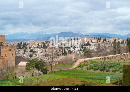 Spanien, Andalusien, Granada, Blick vom Palacio de Generalife nach Albaicin Stockfoto