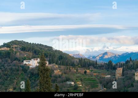 Spanien, Andalusien, Granada, Fernblick auf Palacio Generalife, Sierra nevada, schneebedeckt Stockfoto