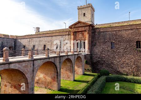 Barcelona, Spanien - 11. FEBRUAR 2022: Montjuic Castle ist eine alte Militärfestung, deren Wurzeln aus dem Jahr 1640 stammen und auf dem Hügel Montjuic in Barce erbaut wurden Stockfoto