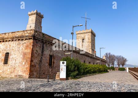 Barcelona, Spanien - 11. FEBRUAR 2022: Montjuic Castle ist eine alte Militärfestung, deren Wurzeln aus dem Jahr 1640 stammen und auf dem Hügel Montjuic in Barce erbaut wurden Stockfoto