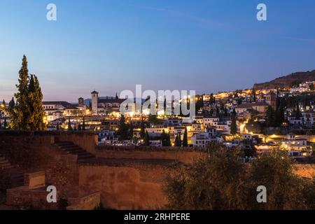 Spanien, Andalusien, Granada, Blick von der Alhambra zum Albaicin Viertel, blaue Stunde Stockfoto