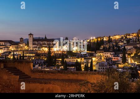 Spanien, Andalusien, Granada, Blick von der Alhambra zum Albaicin Viertel, blaue Stunde Stockfoto