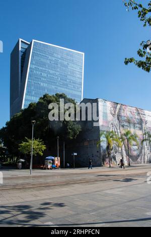 Rio de Janeiro, Brasilien: Die Skyline der Stadt mit Blick auf die Mural das Etnias, genannt We Are All One, die von dem brasilianischen Künstler Eduardo Kobra für die Olympischen Spiele 2016 in Rio geschaffen wurde Stockfoto