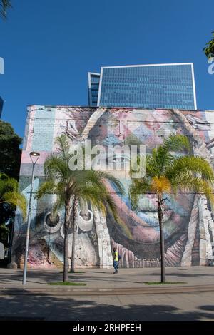 Rio de Janeiro, Brasilien: Die Skyline der Stadt mit Blick auf die Mural das Etnias, genannt We Are All One, die von dem brasilianischen Künstler Eduardo Kobra für die Olympischen Spiele 2016 in Rio geschaffen wurde Stockfoto