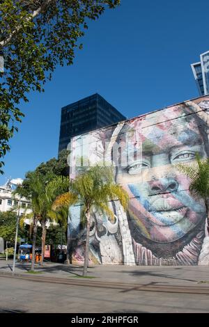 Rio de Janeiro, Brasilien: Die Skyline der Stadt mit Blick auf die Mural das Etnias, genannt We Are All One, die von dem brasilianischen Künstler Eduardo Kobra für die Olympischen Spiele 2016 in Rio geschaffen wurde Stockfoto