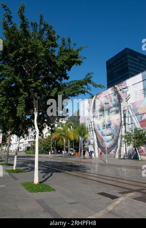 Rio de Janeiro, Brasilien: Die Skyline der Stadt mit Blick auf die Mural das Etnias, genannt We Are All One, die von dem brasilianischen Künstler Eduardo Kobra für die Olympischen Spiele 2016 in Rio geschaffen wurde Stockfoto