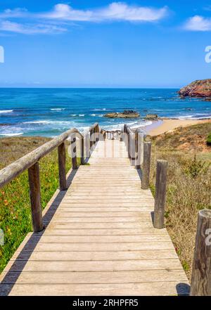 Beliebter Surferstrand, Praia do Amado, Atlantik, Carrapateira, Costa Vicentina, Algarve, Bezirk Faro, Portugal, Parque Natural do Sudoeste Alentejano und Costa Vicentina Stockfoto