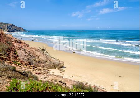 Beliebter Surferstrand, Praia do Amado, Atlantik, Carrapateira, Costa Vicentina, Algarve, Bezirk Faro, Portugal, Parque Natural do Sudoeste Alentejano und Costa Vicentina Stockfoto