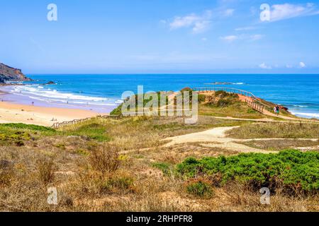 Beliebter Surferstrand, Praia do Amado, Atlantik, Carrapateira, Costa Vicentina, Algarve, Bezirk Faro, Portugal, Parque Natural do Sudoeste Alentejano e Costa Vicentina, Stockfoto