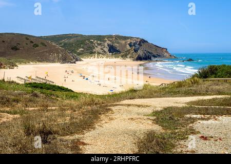 Beliebter Surferstrand, Praia do Amado, Atlantik, Carrapateira, Costa Vicentina, Algarve, Bezirk Faro, Portugal, Parque Natural do Sudoeste Alentejano und Costa Vicentina Stockfoto