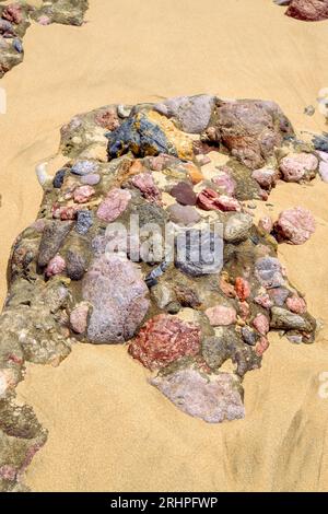 Bunte Steine am Strand, Praia do Amado, Atlantik, Carrapateira, Costa Vicentina, Algarve, Bezirk Faro, Portugal, Parque Natural do Sudoeste Alentejano und Costa Vicentina Stockfoto