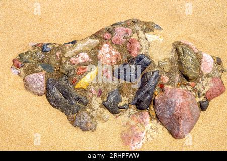 Bunte Steine am Strand, Praia do Amado, Atlantik, Carrapateira, Costa Vicentina, Algarve, Bezirk Faro, Portugal, Parque Natural do Sudoeste Alentejano und Costa Vicentina Stockfoto