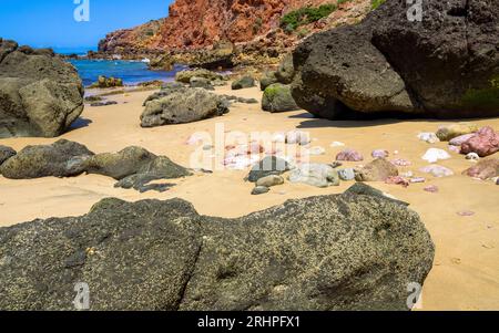 Bunte Steine am Strand, Praia do Amado, Atlantik, Carrapateira, Costa Vicentina, Algarve, Bezirk Faro, Portugal, Parque Natural do Sudoeste Alentejano und Costa Vicentina Stockfoto