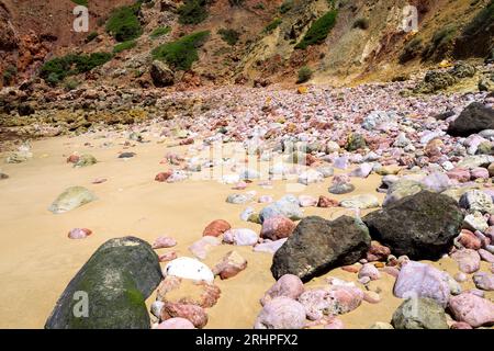 Bunte Steine am Strand, Praia do Amado, Atlantik, Carrapateira, Costa Vicentina, Algarve, Bezirk Faro, Portugal, Parque Natural do Sudoeste Alentejano und Costa Vicentina Stockfoto