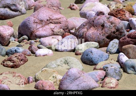 Bunte Steine am Strand, Praia do Amado, Atlantik, Carrapateira, Costa Vicentina, Algarve, Bezirk Faro, Portugal, Parque Natural do Sudoeste Alentejano und Costa Vicentina Stockfoto