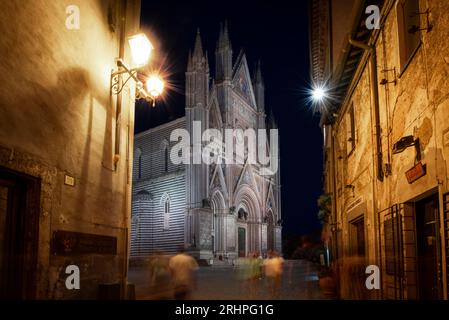 kathedrale von Orvieto bei Nacht. Europa, Italien, Umbrien, Terni, Orvieto Stockfoto