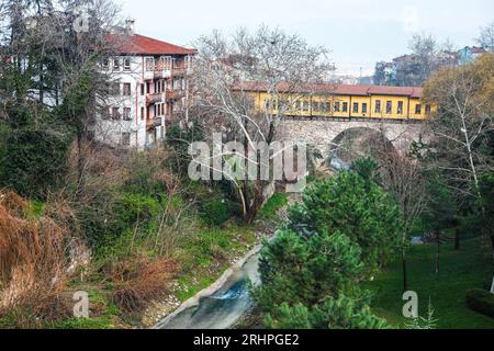 Bursa, Türkei - Februar 27,2016: Blick auf die Irgandi-Brücke von der Setbasi-Brücke, es gibt einen Bach darunter und eine weiße Wohnung auf der linken Seite Stockfoto