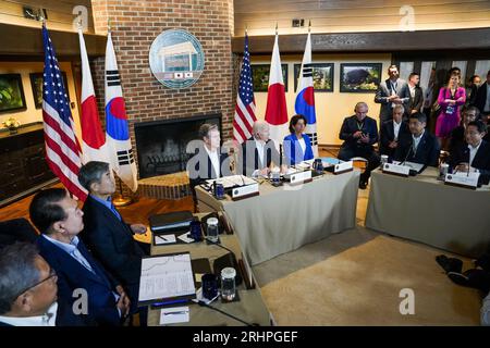 Camp David, Usa. August 2023. US-Präsident Joe Biden (C), flankiert von Staatssekretär Antony blinken und Handelssekretär Gina Raimondo, schließt sich dem südkoreanischen Präsidenten Yoon Suk Yeol (2., L) dem südkoreanischen Direktor für nationale Sicherheit Cho Taeyong an, und der japanische Premierminister Fumio Kishida (R) auf dem Trilateralen Gipfel in Camp David in Maryland am Freitag, den 18. August 2023. Foto von Nathan Howard/UPI Credit: UPI/Alamy Live News Stockfoto