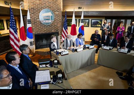 Camp David, Usa. August 2023. US-Präsident Joe Biden (C), flankiert von Staatssekretär Antony blinken und Handelssekretär Gina Raimondo, schließt sich dem südkoreanischen Präsidenten Yoon Suk Yeol (2., L) dem südkoreanischen Direktor für nationale Sicherheit Cho Taeyong an, und der japanische Premierminister Fumio Kishida (R) auf dem Trilateralen Gipfel in Camp David in Maryland am Freitag, den 18. August 2023. Foto von Nathan Howard/UPI Credit: UPI/Alamy Live News Stockfoto