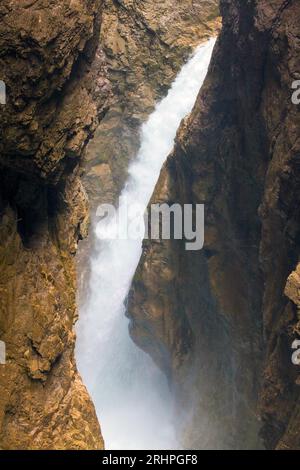 Der Wasserfallweg, im zugänglichen unteren Teil der Leutascher Geisterklamm-Schlucht Stockfoto