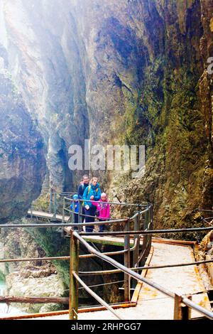 Menschen am Wasserfallsteig, im zugänglichen unteren Teil des Leutascher Geisterklamms Stockfoto